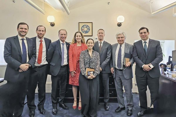 Los representantes del USTR, Daniel Watson y Raquel Silva, con la delegación compuesta por Sofofa, Frutas de Chile, Molymet y SalmonChile.