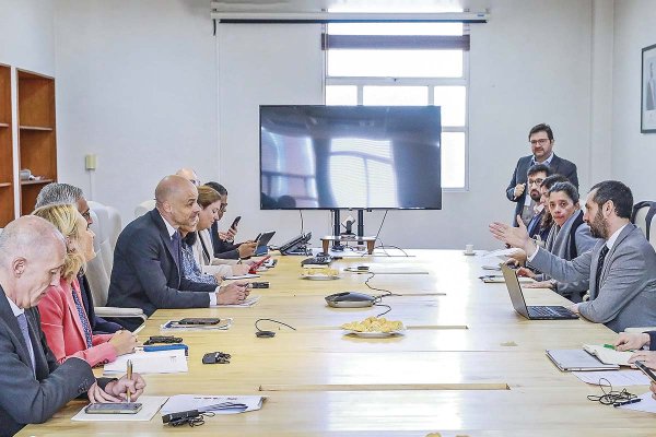 El ministro Grau se reunió este lunes con el representante del Grupo Banco Mundial en Chile, Jean-Marc Arbogast. Foto: Ministerio de Hacienda