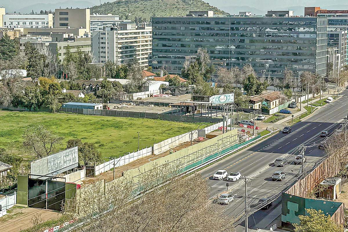 <p>Esquina de Avenida Las Condes con Lo Fontecilla, donde podría emplazarse uno de los nuevos mercados urbanos de Territoria.</p>