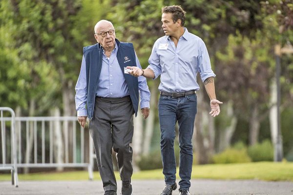 <p>Rupert Murdoch junto a su hijo  Lachlan. Foto: Bloomberg</p>
