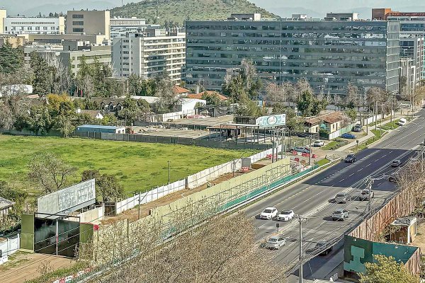 Esquina de Avenida Las Condes con Lo Fontecilla, donde podría emplazarse uno de los nuevos mercados urbanos de Territoria.