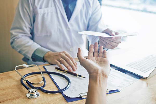 ¿Se puede viajar con licencia médica? Los opuestos pronunciamientos de la Justicia en Chile