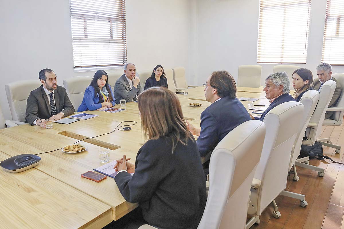 <p>El informe fue entregado al ministro Grau y la directora Martínez el jueves pasado. Crédito: Ministerio de Hacienda.</p>