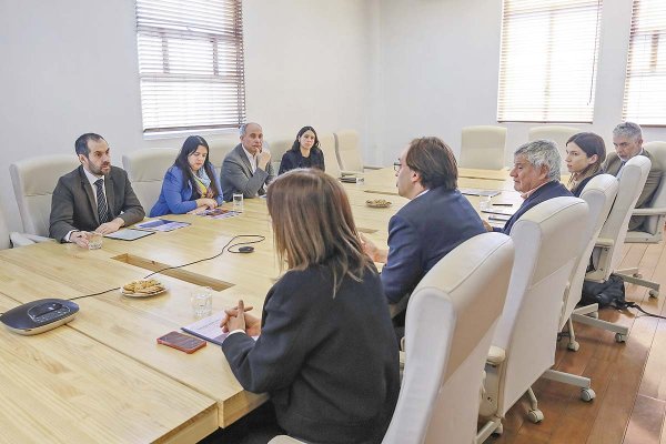 <p>El informe fue entregado al ministro Grau y la directora Martínez el jueves pasado. Crédito: Ministerio de Hacienda.</p>