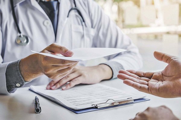 ¿Se puede viajar con licencia médica? Los opuestos pronunciamientos de la Justicia en Chile