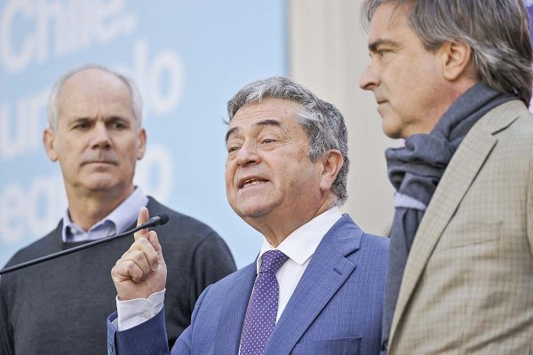 <p>Los voceros de Matthei, Rodrigo Galilea, Juan Antonio Coloma y Luciano Cruz-Coke abordaron este martes distintos temas de la contingencia. Crédito: Aton</p>
