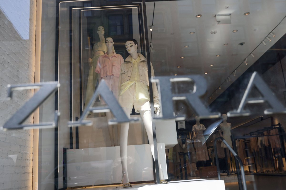 <p>Los ingresos de Inditex, dueña de Zara, se desaceleran por el impacto de los aranceles y el dólar fuerte en EEUU</p>