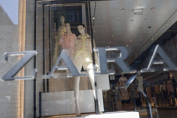<p>Los ingresos de Inditex, dueña de Zara, se desaceleran por el impacto de los aranceles y el dólar fuerte en EEUU</p>