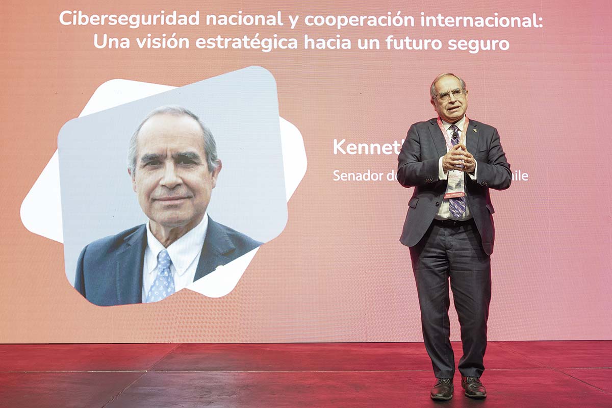 <p>El senador Kenneth Pugh durante su presentación en el Industrial Cyber Summit 2025. Crédito: Industrial Cyber Summit</p>