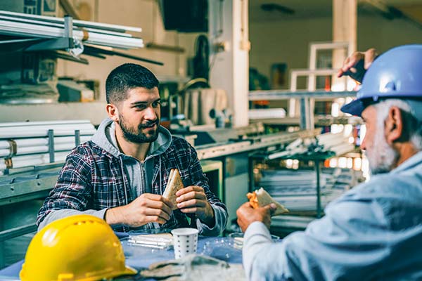 Trabajo y almuerzo: 73% dice que una alimentación sana influiría en su rendimiento, pero casi la mitad deja de comer por la carga laboral