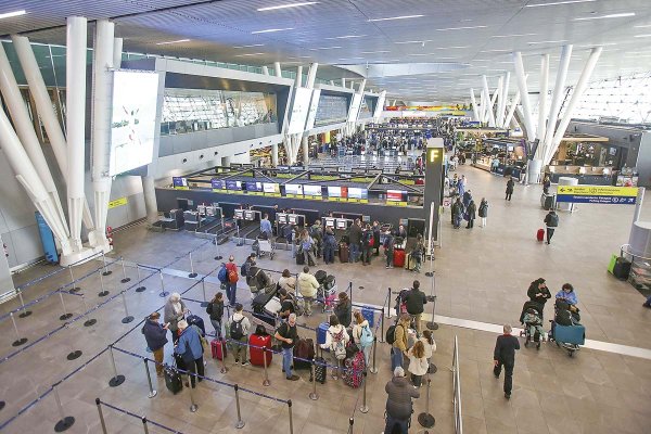 <p>Gobierno propone aumentar en US$ 5 las tasas de embarque de viajes internacionales aludiendo a desajuste fiscal</p>