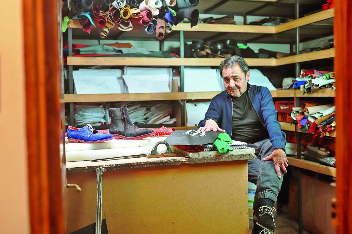 <p>Con taco para Bachelet, sin cordones para Boric y botas con flecos para Bolocco: Los recuerdos del zapatero Patricio Arévalo</p>