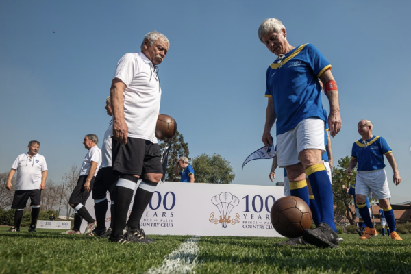 <p>Con Caszely, Mayne-Nicholls, Charles Kimber y Cote Evans: el partido centenario entre leyendas de Colo-Colo y los socios del Country Club</p>