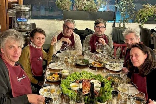 <p>La distendida comida de Mario Marcel y Carolina Tohá junto a un grupo de amigos en el restaurante Squella</p>