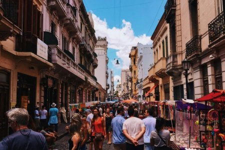 Del “paraíso barato” a la competencia por experiencias: turismo argentino se redefine tras la caída de visitantes