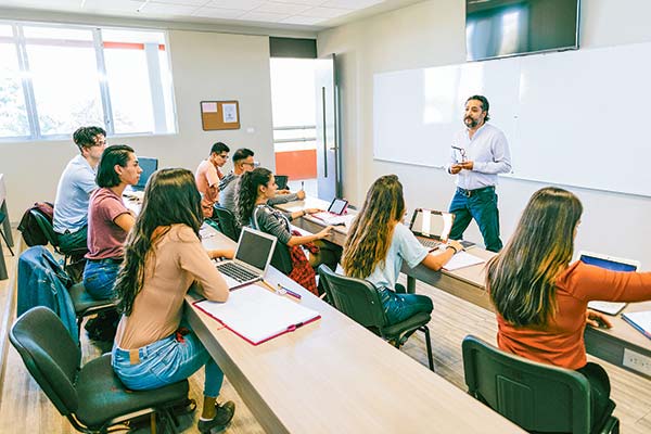 Incentivar un mayor crecimiento económico y acelerar reconversión: las recomendaciones para enfrentar el alza del subempleo entre los profesionales chilenos