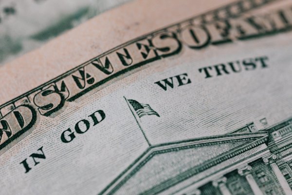 <p>Dólar abre al alza tras receso de Fiestas Patrias mientras operadores de EEUU ajustan expectativas de tasas</p>