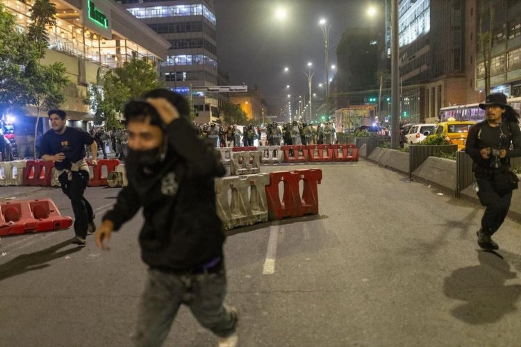 <p>Generación Z de Perú se rebela en contra del Gobierno de Dina Boluarte: disturbios dejan varios heridos en el segundo día de protestas</p>