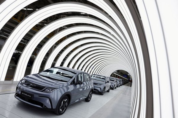 <p>Las acciones de BYD caen tras informe de que Buffett vendió toda su participación en el fabricante chino de autos eléctricos</p>