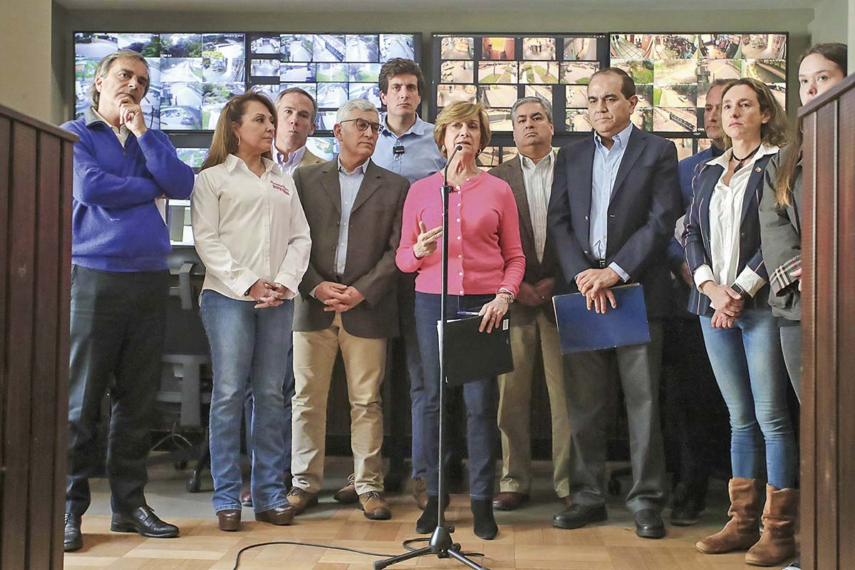 <p>Acompañaron a Matthei los exgenerales del Ejército y de Carabineros, Miguel Alfonso Bellet y Esteban Díaz, además de Carlos Maldonado, exministro de Justicia en Bachelet I. Fotos: Aton</p>