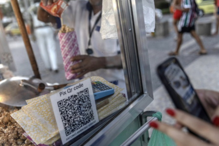 Trump apoya a Visa y Mastercard y pone en la mira a la popular plataforma de pagos Pix en Brasil