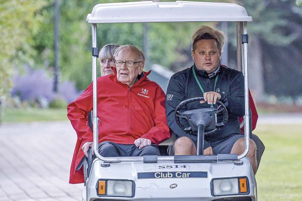 <p>(A la izquierda) El CEO de Berkshire Hathaway, Warren Buffett. Foto: Bloomberg</p>