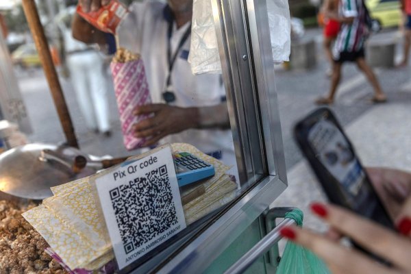 <p>El sistema permite fácilmente pagos entre teléfonos de clientes mediante códigos QR vinculados a una billetera digital o a un procesador de pagos. Fotos: Bloomberg.</p>