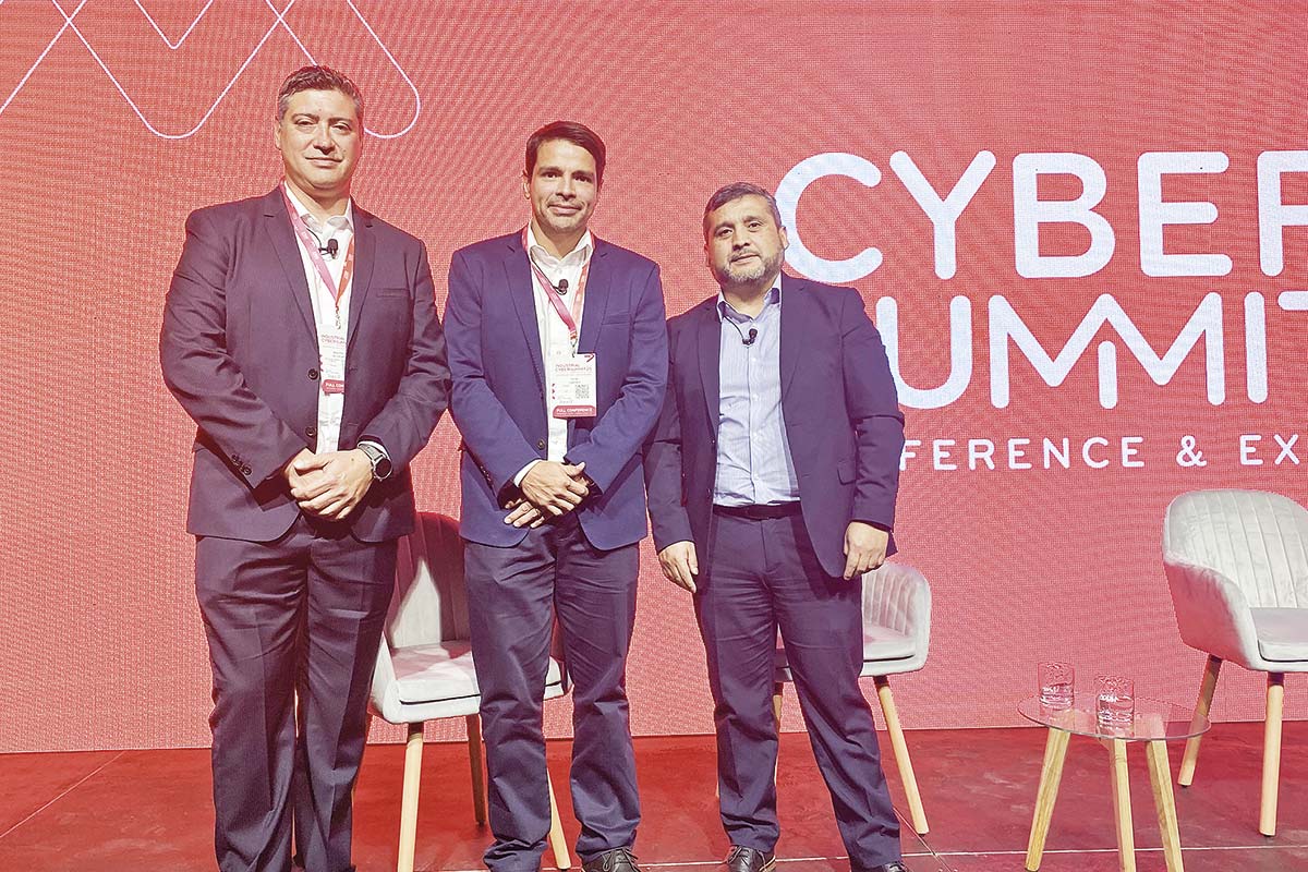 <p>Mauricio Silva, René Lander y Juan Francisco Huechucura en el Industrial Cyber Summit 2025.</p>