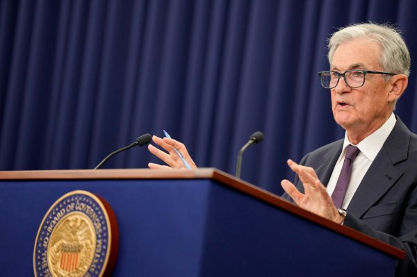 <p>Powell insiste en situación complicada del mercado laboral, pero evita dar señales de nuevos recortes a la tasa de interés</p>