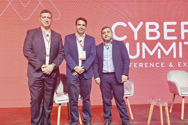 <p>Mauricio Silva, René Lander y Juan Francisco Huechucura en el Industrial Cyber Summit 2025.</p>