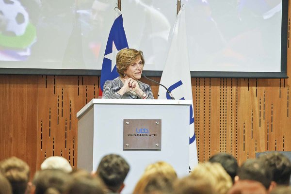 <p>“Nosotros sabemos que, por ejemplo, en el MOP están chuteando pagos para el próximo año”, dijo Matthei. Crédito: Aton</p>