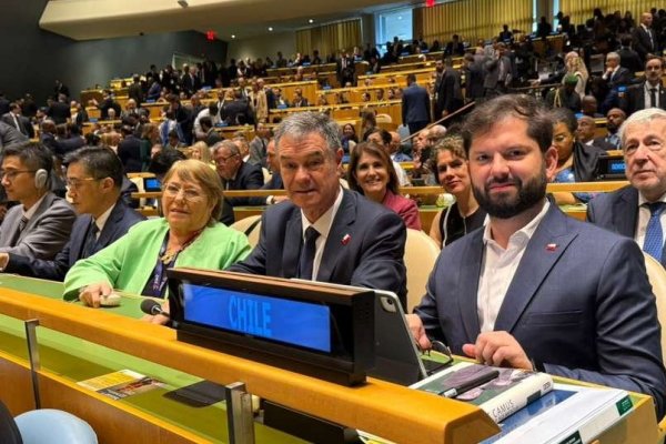 <p>Ante la asamblea general reunida en Nueva York, Boric oficializa la candidatura de Bachelet como secretaria general de la ONU</p>