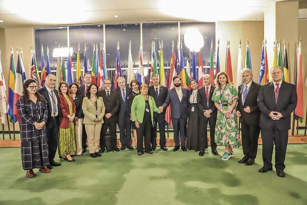 <p>Bachelet y Boric en el salón plenario de la ONU junto a la comitiva chilena.</p>