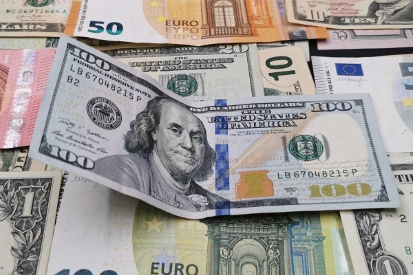 <p>Dólar cae a niveles de $ 950 al inicio de la tarde: repunte del peso argentino contagia a monedas de la región</p>