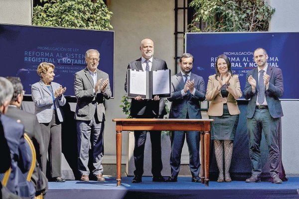<p>Los ministros Elizalde y Gajardo encabezaron la promulgación de la ley.</p>