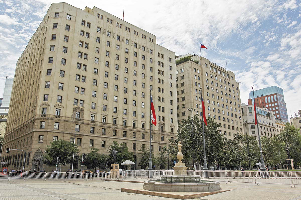 <p>La iniciativa, de solo dos artículos y ocho páginas, fue firmada por el actual jefe de la cartera, Nicolás Grau, y el Presidente Gabriel Boric. Foto: Aton</p>