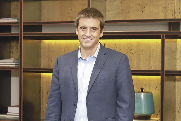 <p>Sepúlveda es ingeniero civil y magíster de Economía de la Universidad de Chile, además de contar con un MBA de la Universidad de Chicago.</p>