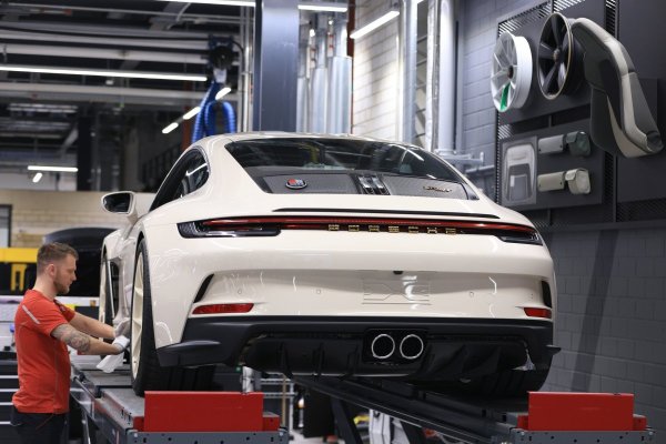 <p>EEUU reduce los aranceles a la importación de autos europeos de 25% a 15% y alivia las tensiones con la UE</p>