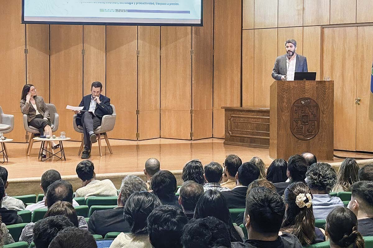 <p>Albagli participó en el seminario “Mercado laboral en Chile”, organizado por la FEN de la Universidad de Chile.</p>