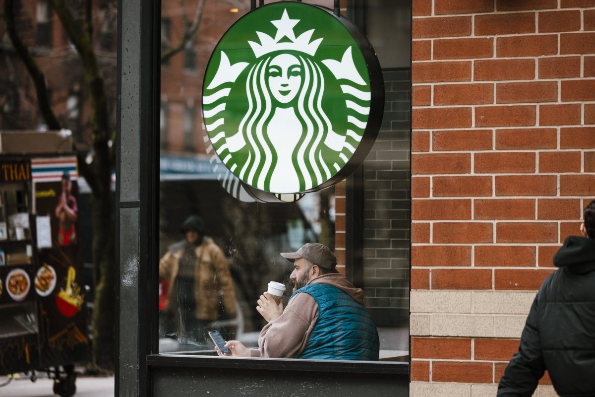 <p>Starbucks cerrará cafeterías y despedirá a trabajadores en Canadá y Estados Unidos en medio de su plan de relanzamiento</p>