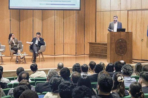 <p>Albagli participó en el seminario “Mercado laboral en Chile”, organizado por la FEN de la Universidad de Chile.</p>