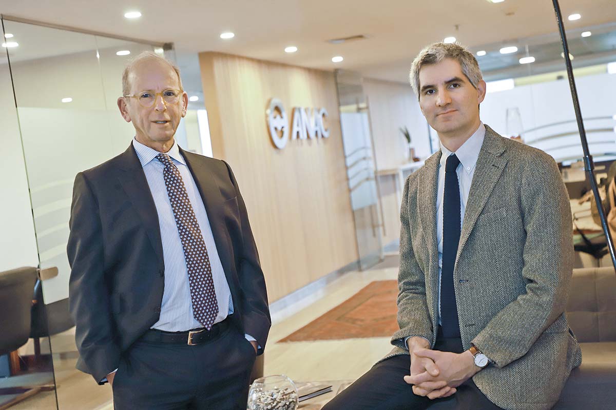 <p>Sebastián de Cárcer junto a  Diego Medoza, presidente y secretario general de la ANAC, respectivamente. Foto: Julio Castro.</p>