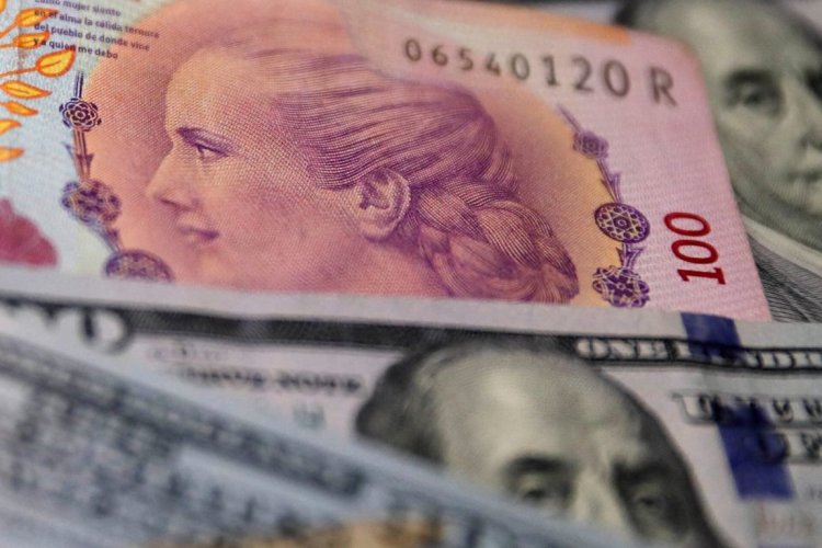 <p>Vuelve otro cepo a Argentina: quienes compren dólar oficial no podrán operar divisas financieras por 90 días</p>