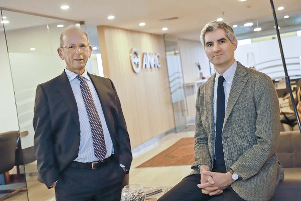 <p>Sebastián de Cárcer junto a  Diego Medoza, presidente y secretario general de la ANAC, respectivamente. Foto: Julio Castro.</p>