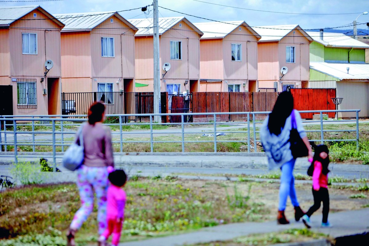 <p>La crisis financiera del sistema de viviendas sociales: Minvu admite a privados que no tiene caja para pagar y la industria calcula deudas en más de US$ 1.000 millones</p>