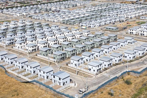 <p>La crisis financiera del sistema de viviendas sociales: Minvu admite a privados que no tiene caja para pagar y la industria calcula deudas en más de US$ 1.000 millones</p>