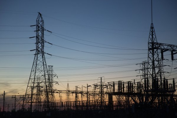<p>Minera del grupo Luksic vende sus líneas de transmisión eléctrica por casi US$ 70 millones a firma de origen portugués</p>