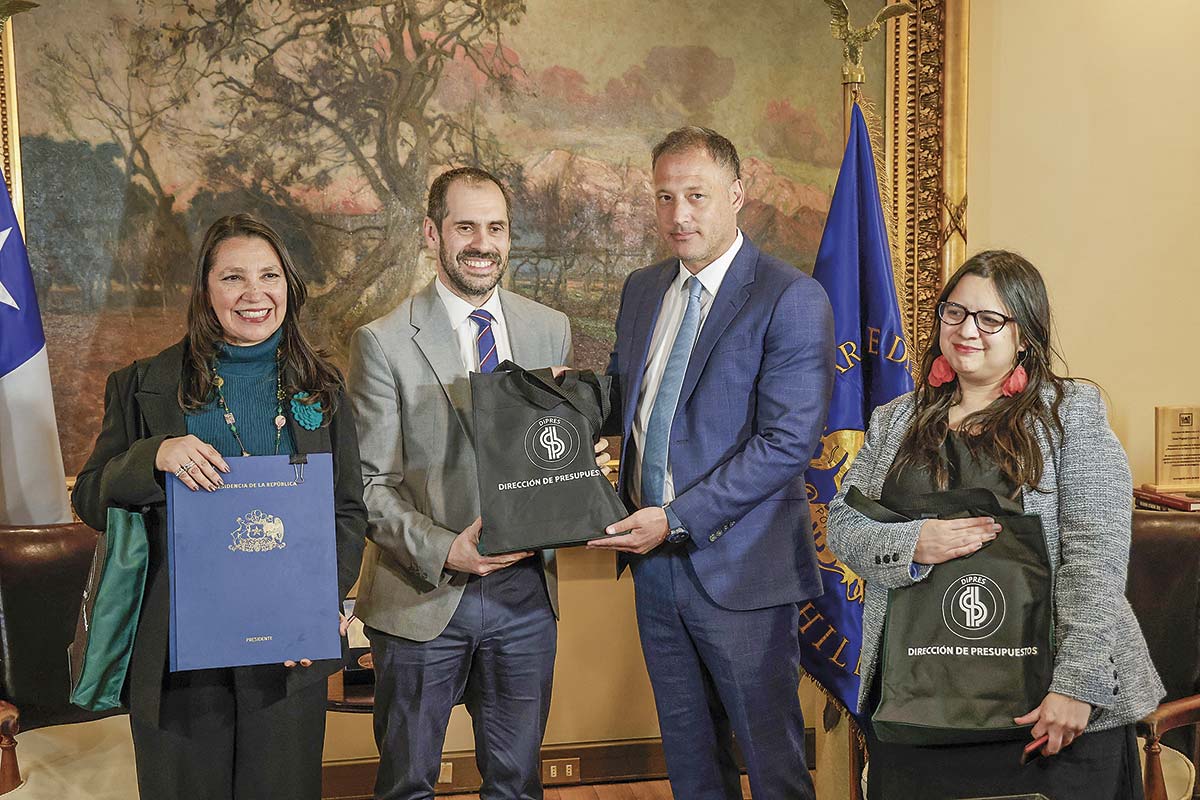 <p>Pasadas las 17 horas, los ministros Grau y Lobos y la directora Martínez ingresaron el proyecto de Presupuesto a la Cámara. Foto: Aton</p>