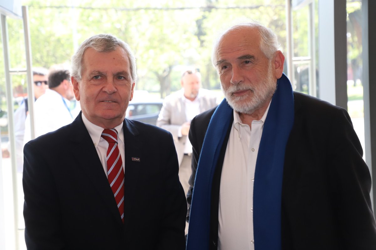 <p>El presidente de la Cámara Chilena de la Construcción (CChC), Alfredo Echavarría, junto al ministro de Vivienda y Urbanismo, Carlos Montes. Foto: Julio Castro.</p>