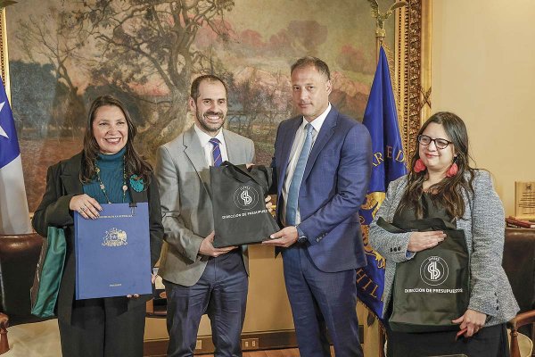 <p>Pasadas las 17 horas, los ministros Grau y Lobos y la directora Martínez ingresaron el proyecto de Presupuesto a la Cámara. Foto: Aton</p>